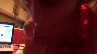 Iskolás lány szopja a bátyját, amíg senki sincs otthon